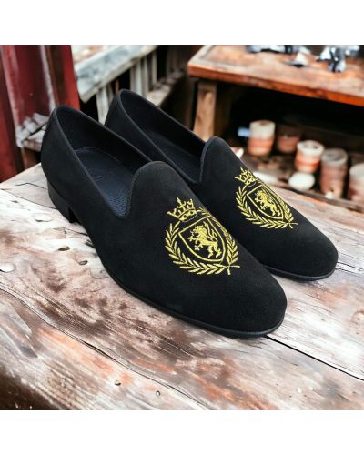 Moccasin embroidered slippers Center 51 crown black suede