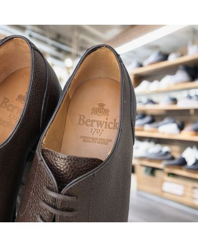 Derby shoe Berwick 3566 dark brown grained leather