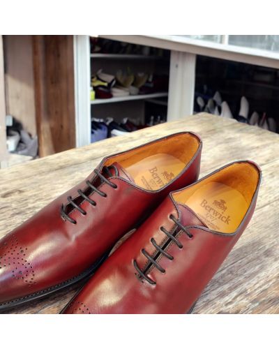 One cut Oxford shoe Berwick 3582 burgundy leather