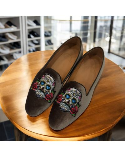 Mocassin brodé sugar skull slippers Center 51 Mexicano velours taupe