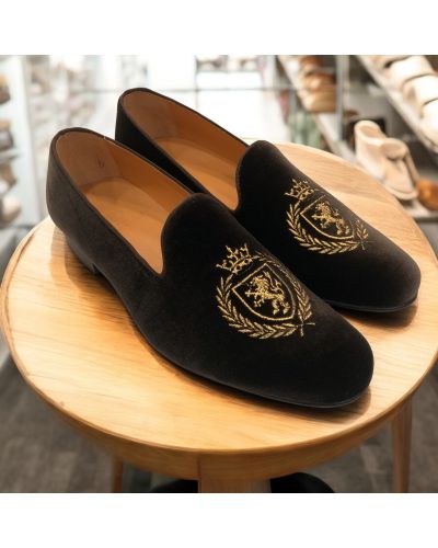 Mocassin brodé lauriers et lion slippers Center 51 crown velours marron foncé