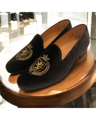 Mocassin brodé lauriers et lion slippers Center 51 crown velours marron foncé