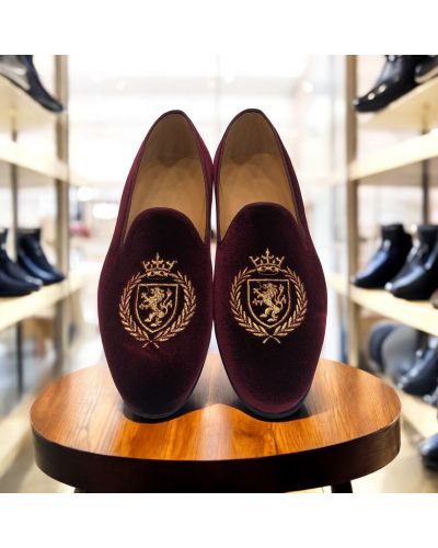 Mocassin brodé lauriers et lion slippers Center 51 crown velours bordeaux