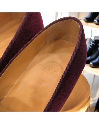 Mocassin brodé lauriers et lion slippers Center 51 crown velours bordeaux