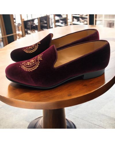 Mocassin brodé lauriers et lion slippers Center 51 crown velours bordeaux