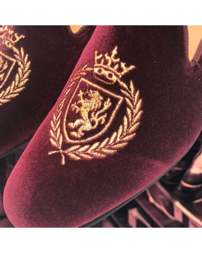 Mocassin brodé lauriers et lion slippers Center 51 crown velours bordeaux