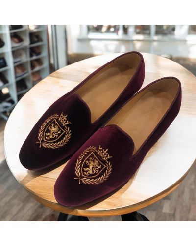 Mocassin brodé lauriers et lion slippers Center 51 crown velours bordeaux