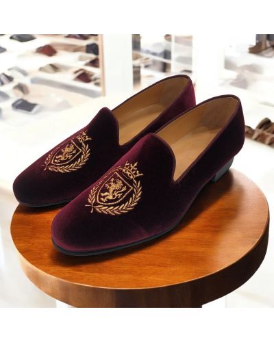 Mocassin brodé lauriers et lion slippers Center 51 crown velours bordeaux