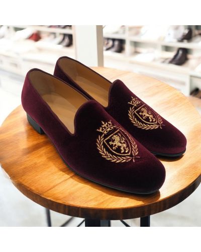 Mocassin brodé lauriers et lion slippers Center 51 crown velours bordeaux