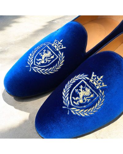 Mocassin brodé lauriers et lion slippers Center 51 crown velours marine